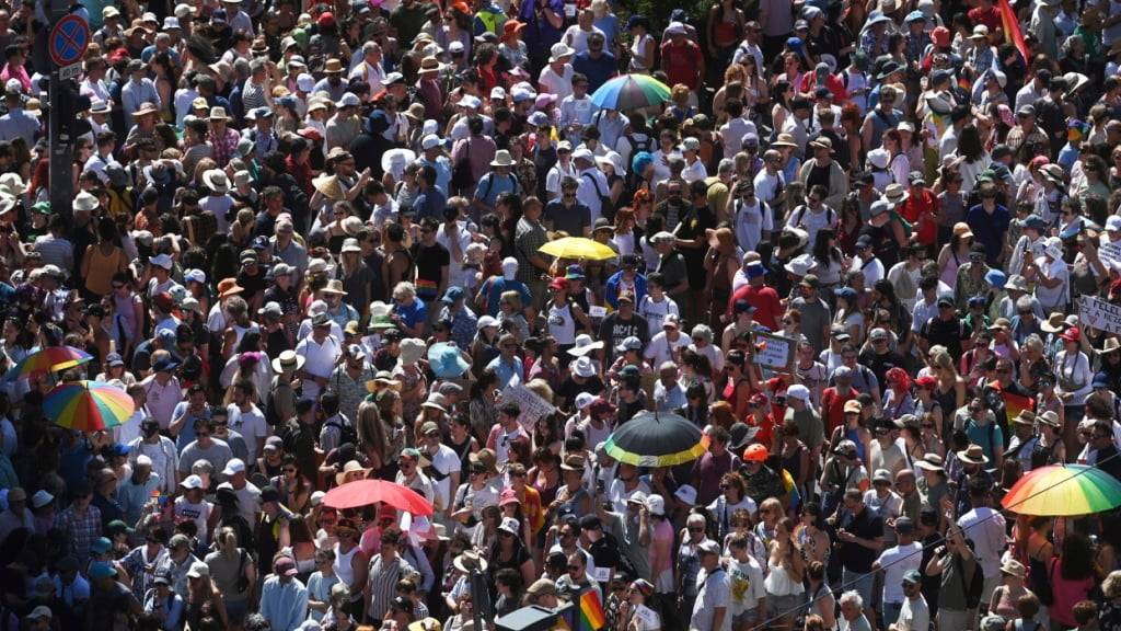 Teilnehmer versammeln sich während des Budapest Pride Marsches in Budapest. Foto: Zoltan Balogh/MTI/AP/dpa