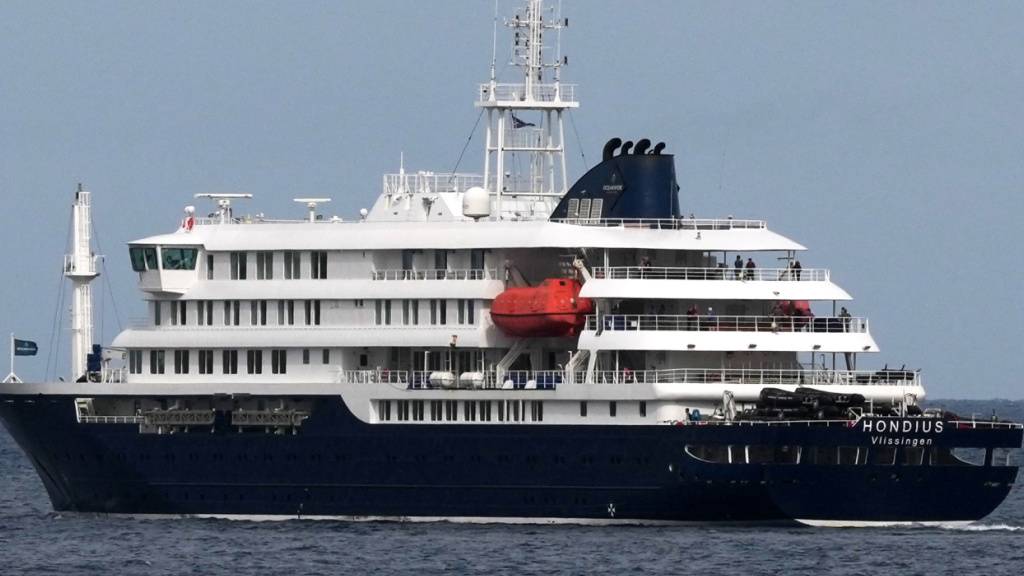 Das Kreuzfahrtschiff MV Hondius verlässt den Hafen von Praia. Auf der «Hondius» waren drei Menschen nach einer Infektion mit dem Hantavirus gestorben. Foto: Misper Apawu/AP/dpa/Archivbild