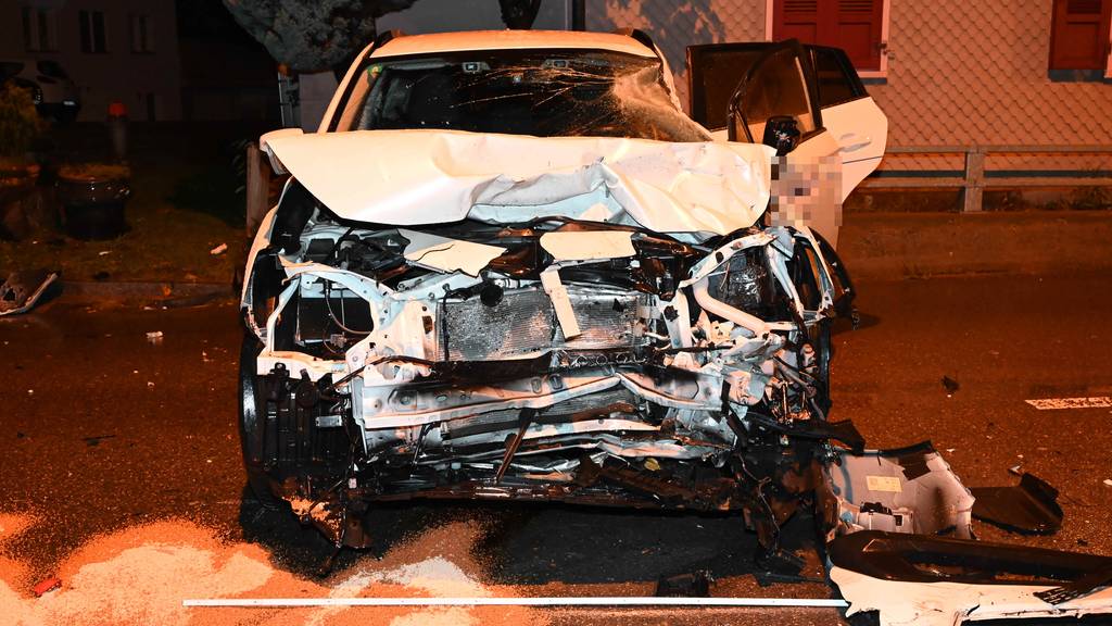 Totalschaden: Auto prallt in Gossau mit Anhänger zusammen