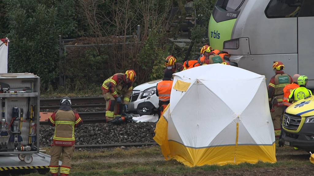 Zug stösst in Bundkofen mit Auto zusammen