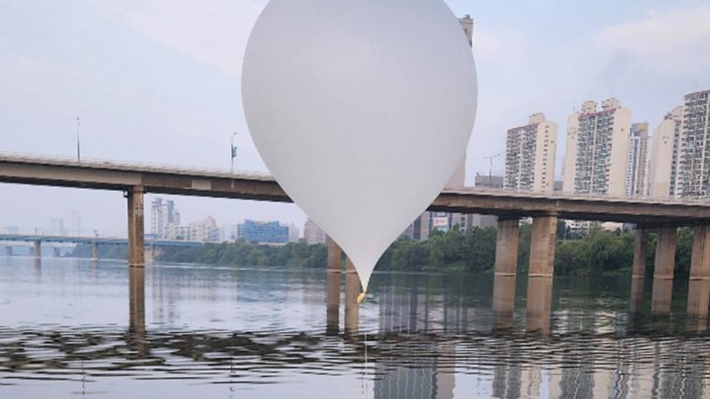 dpatopbilder - HANDOUT - Das vom südkoreanischen Generalstab zur Verfügung gestellte Bild zeigt einen Ballon mit einem Sack Müll daran, wie er auf dem Han-Fluss in Seoul schwebt. Der Ballon und viele weitere wurden vermutlich von Nordkorea aus losgelassen. Foto: -/YNA/dpa - ACHTUNG: Nur zur redaktionellen Verwendung