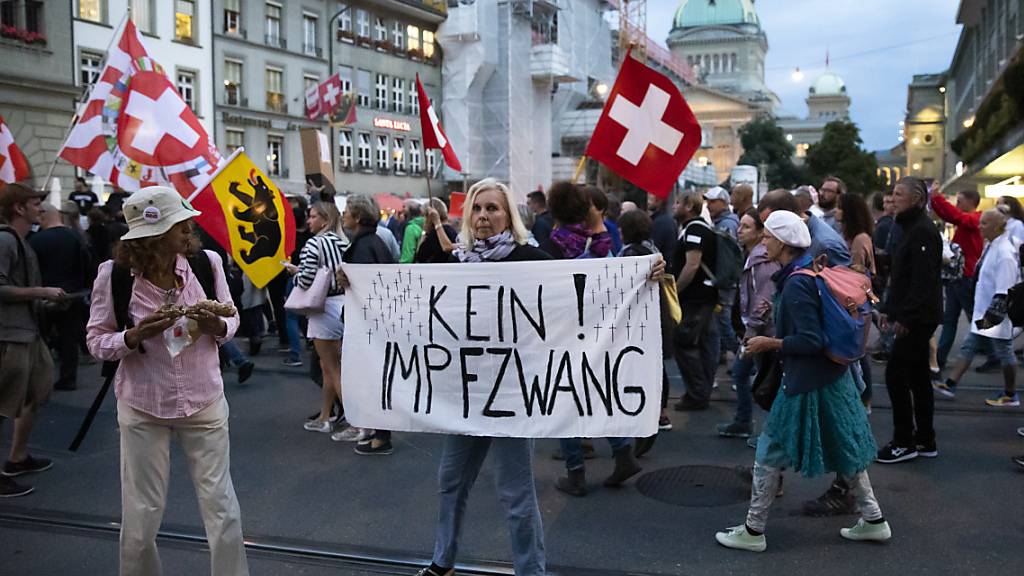 Demonstranten protestieren in Bern gegen die behördlichen Anti-Corona-Massnahmen.