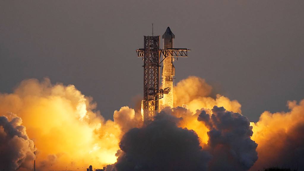 Die Mega-Rakete Starship von SpaceX hebt von der Starbase zu einem Testflug ab. Foto: Eric Gay/AP/dpa