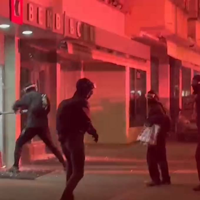 Hunderte Personen an Antifa-Umzug – Polizist durch Steinwurf verletzt