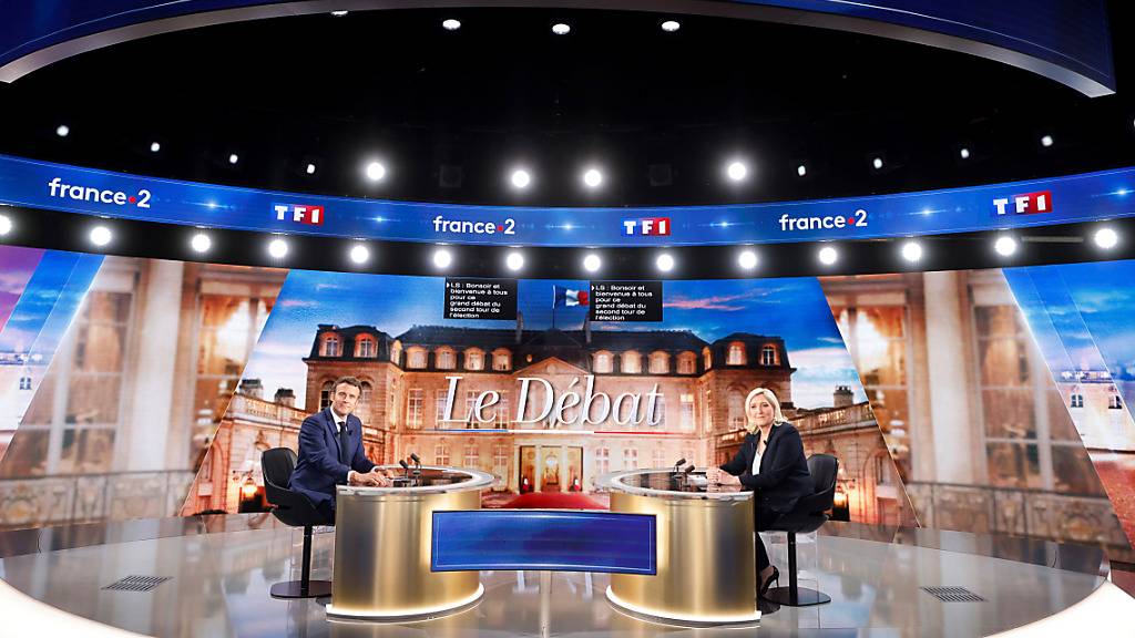 Emmanuel Macron (l), Präsident von Frankreich und Spitzenkandidat der zentrischen Partei «La Republique en Marche (LREM)», und Marine Le Pen, Präsidentschaftskandidatin der rechtsextremen Partei Rassemblement National (RN), vor einer TV-Debatte.