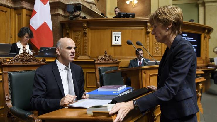 Ruth Humbel und Gesundheitsminister Alain Berset im Nationalratssaal.