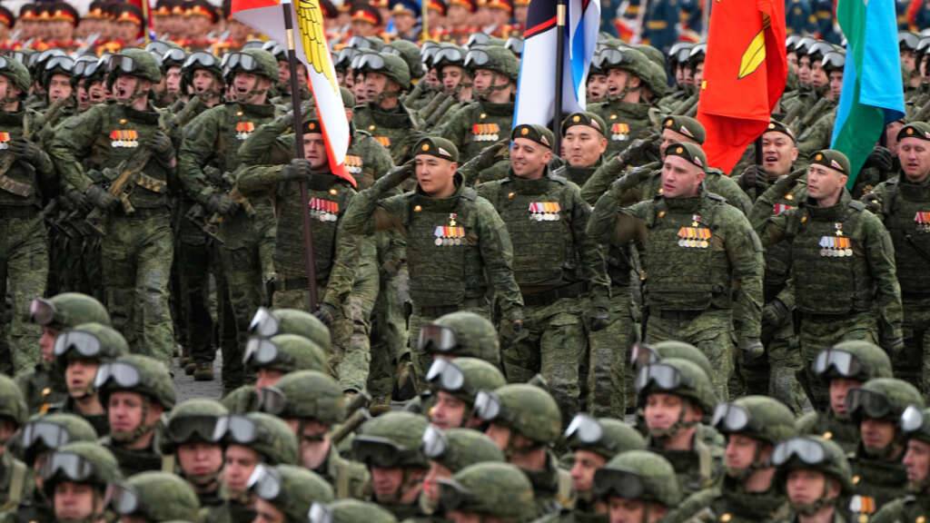 Russische Soldaten bei der Militärparade zum Tag des Sieges am 9. Mai in Moskau. Foto: Alexander Zemlianichenko/Pool AP/AP/dpa/Archivbild