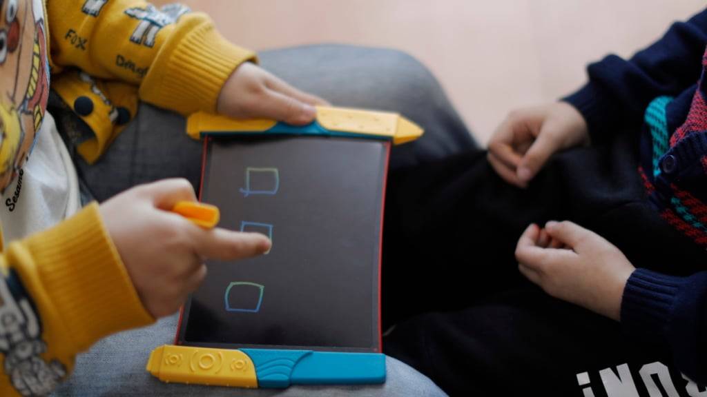 Eine frühe Autismusdiagnose geht laut einer Studie oft mit geringeren sozialen und kommunikativen Fähigkeiten in der frühen Kindheit einher. (Symbolbild)