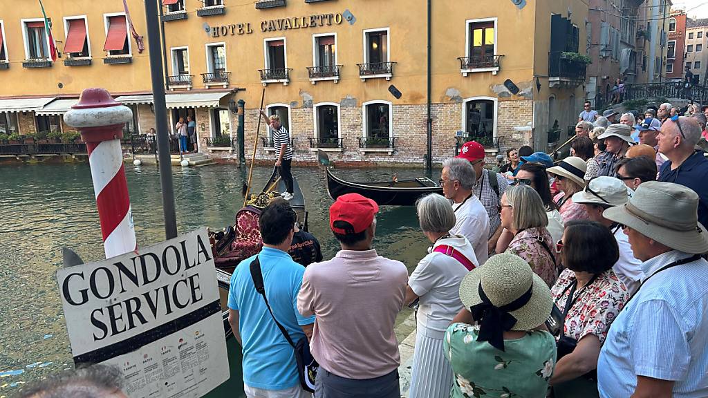 PRODUKTION - In Venedig - einem der bekanntesten Touristenziele der Welt - hat der Stadtrat über eine Eintrittsgebühr für Tagesbesucher entschieden. Foto: Christoph Sator/dpa