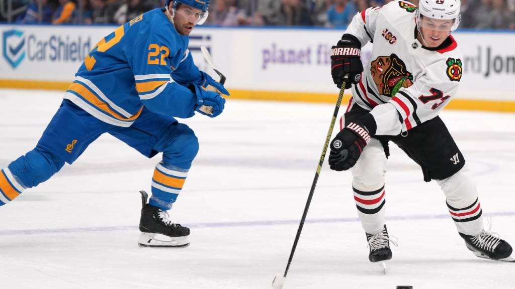 Pius Suter (links) und die St. Louis Blues unterliegen den Chicago Blackhawks