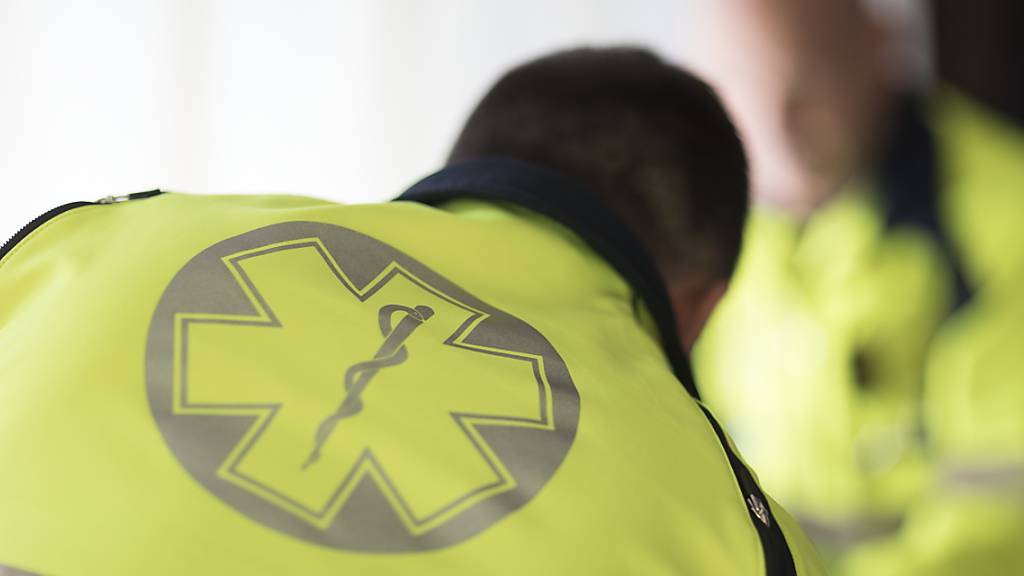 Ein Unfallopfer in Schwyz ist an seinen Verletzungen im Spital gestorben. (Symbolbild)