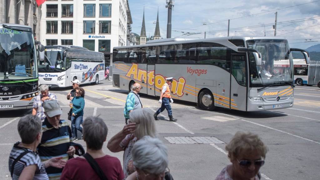 Im ersten Monat nach der Einführung der Haltegebühr per 1. April 2025 nutzten deutlich weniger Reisecars den Schwanenplatz als Parkplatz.