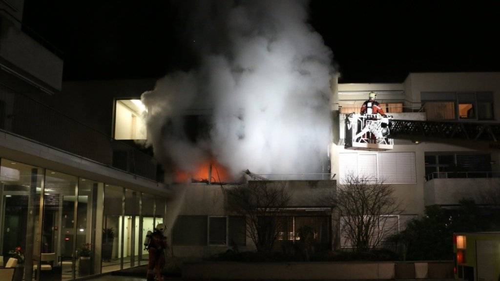 Nach einem Brand in einer Wohnung eines Alterszentrums in Horgen mussten drei Personen mit Verdacht auf Rauchgasvergiftung ins Spital gebracht werden.
