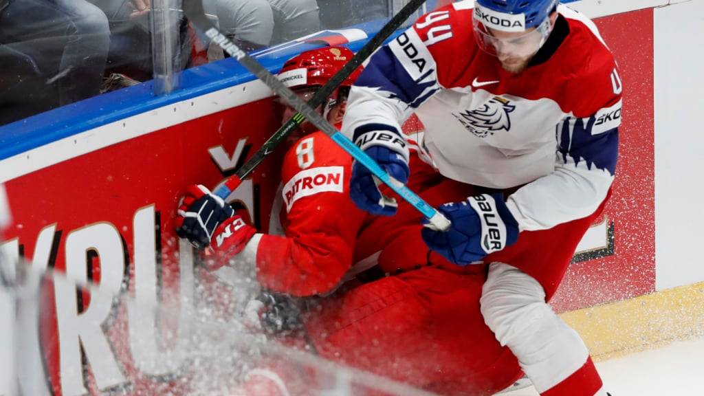 Jan Rutta (rechts) verteidigt hart, wie hier an der WM 2019 gegen Russland