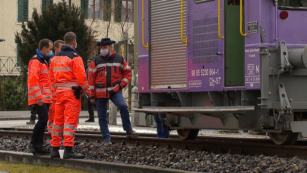 Kollision bei unbewachtem Bahnübergang: Fussgänger schwer verletzt