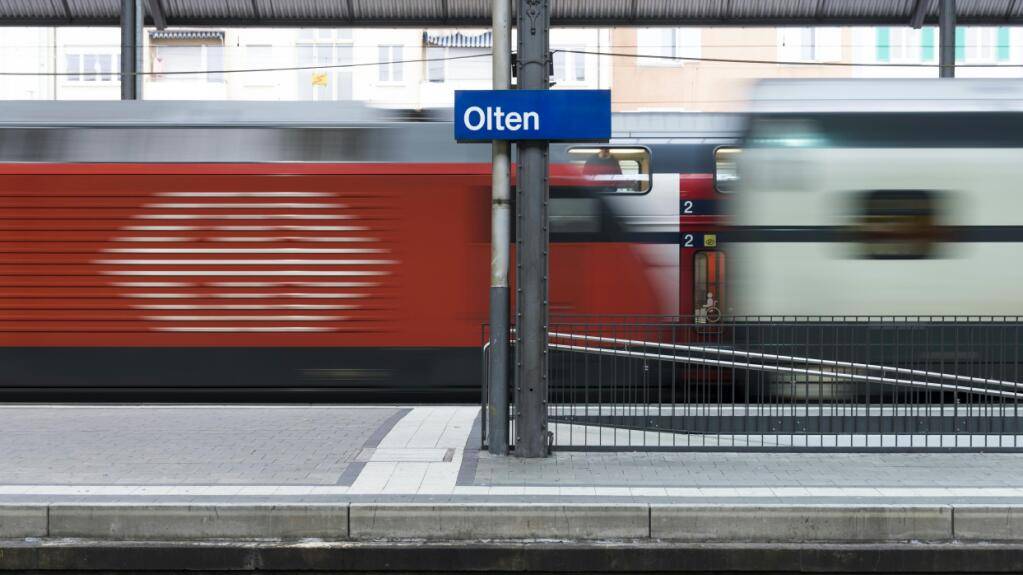 Ein 29-jähriger Mann ist am Mittwochnachmittag im Bahnhof Olten SO auf einen Fahrleitungsmast geklettert. Damit legte er den Bahnbetrieb für etwa anderthalb Stunden grossräumig lahm.