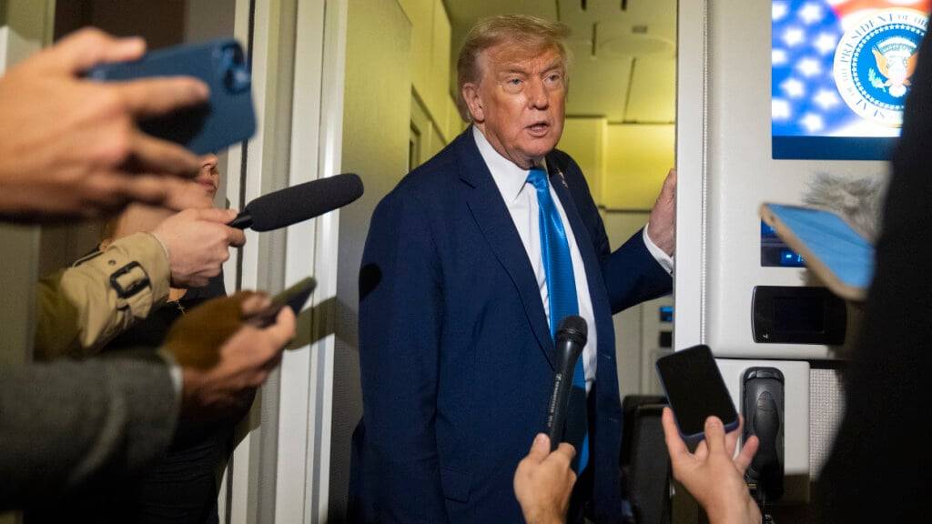 US-Präsident Donald Trump spricht mit Reportern an Bord der Air Force One auf dem Weg von Calgary, Kanada, zur Joint Base Andrews, Maryland, USA, nach seiner Teilnahme am G7-Gipfel. Foto: Mark Schiefelbein/AP/dpa