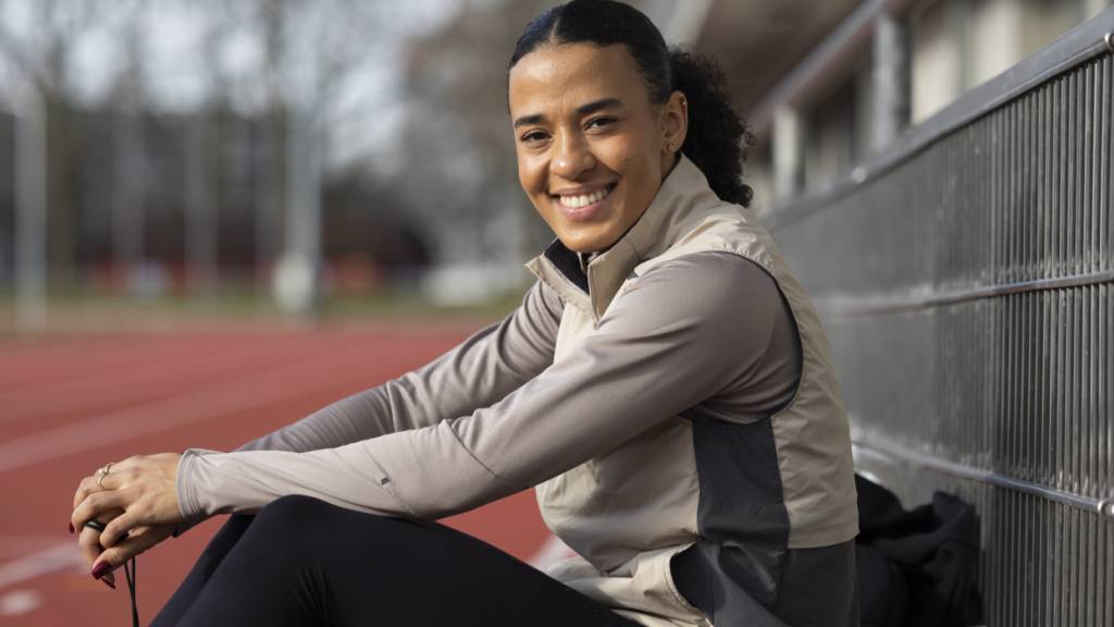 Ditaji Kambundji geniesst die Sonnenstrahlen in Bern und führt das Interview gleich auf der Tartanbahn