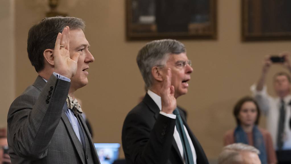 Der Diplomat George Kent (links) und der geschäftsführende US-Botschafter in der Ukraine, William Taylor (Mitte), werden vor den Anhörungen im US-Repräsentantenhaus in Washington eingeschworen.