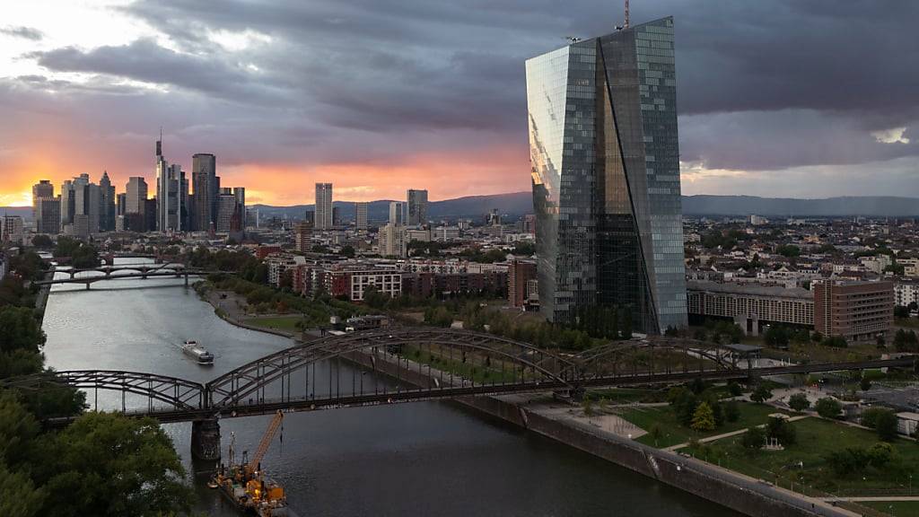 Die  Europäische Zentralbank (EZB) in Frankfurt warnt Banken vor geopolitischen Risiken und mahnt sie, sich besser aufzustellen. (Archivbild)