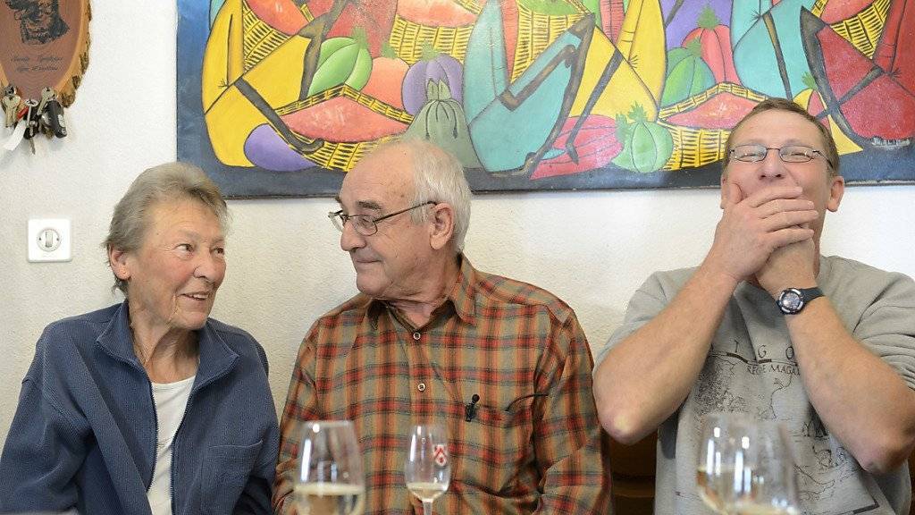 Mutter Jeannine, Vater Richard und Bruder Christophe Parmelin wenige Augenblicke, nachdem Nationalratspräsidentin Christa Markwalder die Wahl von Guy Parmelin in den Bundesrat bekannt gegeben hatte.