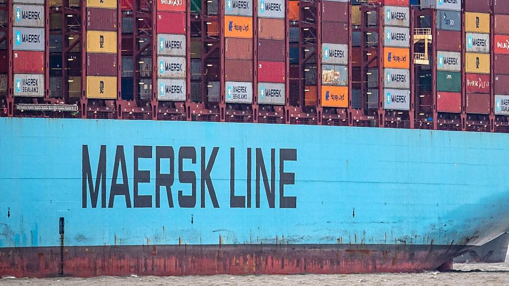 Ein Schiff der dänischen Reederei Maersk hat im Pazifik 90 Frachtcontainer verloren. Neun der Container, die über Bord gefallen sind, enthielten Batterien. (Archivbild)