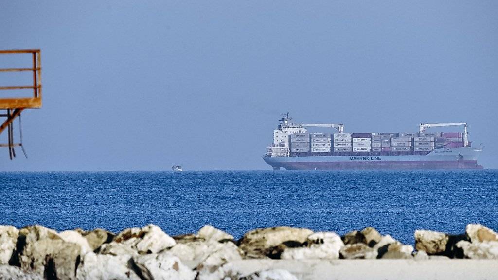 Das dänische Containerschiff «Alexander Maersk» durfte in Italien ankern, damit die über 100 geretteten Flüchtlinge von Bord gehen können.