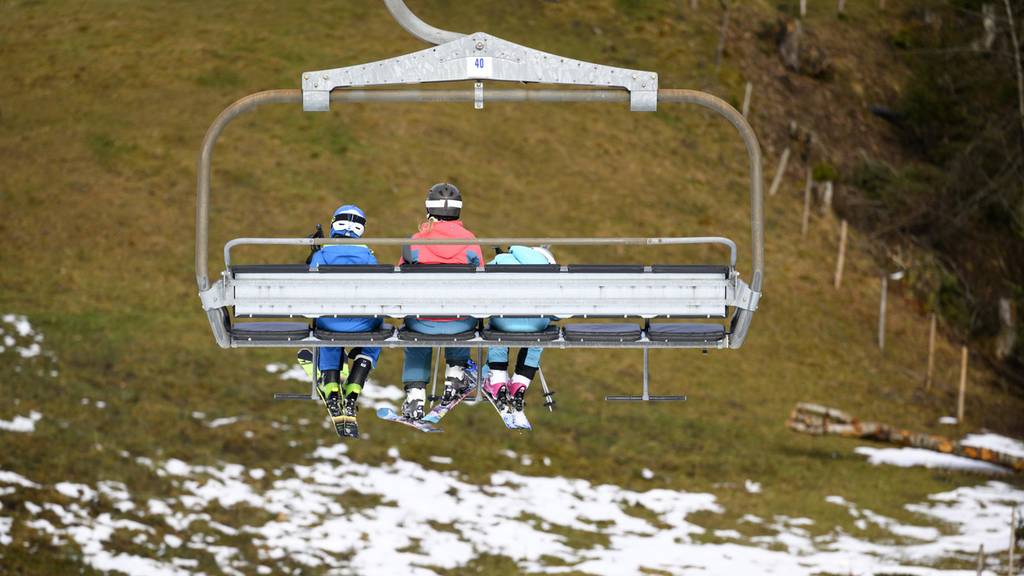 Wetter und Kalender lassen viele Schweizer Skigebiete im Regen stehen