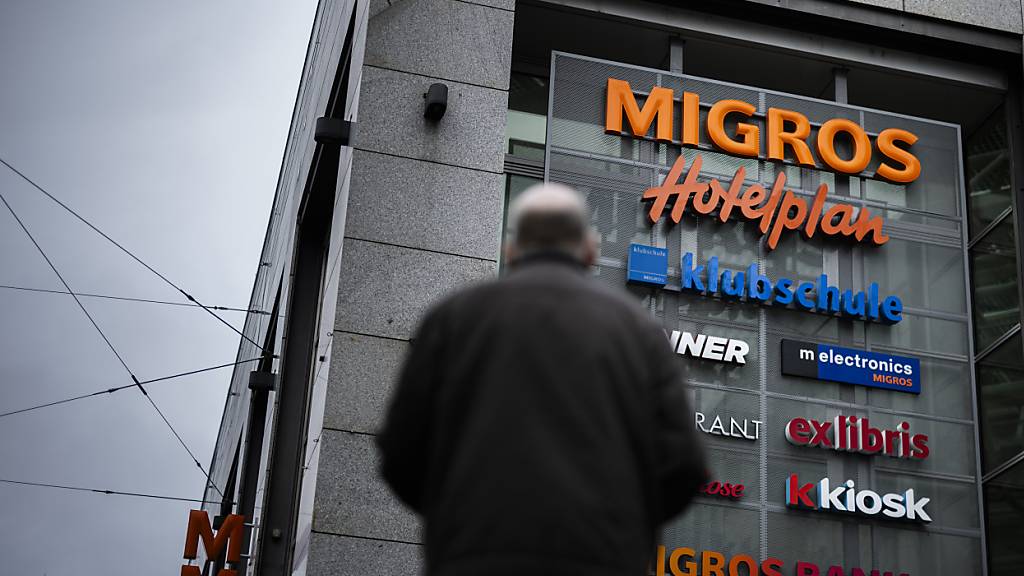 Die Migros-Gruppe hat einen tiefgreifenden Umbau eingeleitet. Nun hat sie sich mit den Sozialpartnern auf einen neuen Sozialplan geeinigt.(Archivbild)