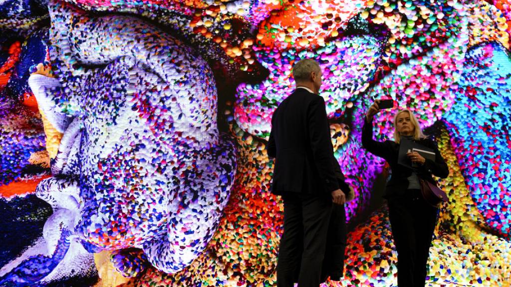 Künstliche Intelligenz hat ihren Reiz, wie die Farbexplosion des türkisch-amerikanischen Medienkünstlers Refik Anadol am diesjährigen World Economic Forum gezeigt hat. Aber: Das literarische Experiment, der KI-Roman «(Berlin, Miami») des Medienphilosophen Hannes Bajohr offenbart die Schwächen.