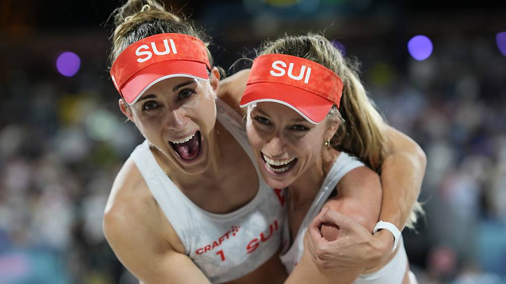 Tanja Hüberli (links) und Nina Brunner konnten in Paris bislang stets jubeln. Noch einen Sieg braucht es, dann ist ihnen eine Olympiamedaille gewiss