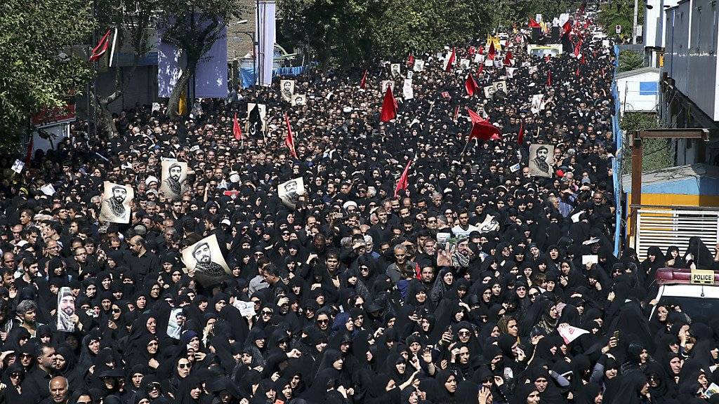 Tausende Personen nehmen in Teheran an der Trauerfeier teil.