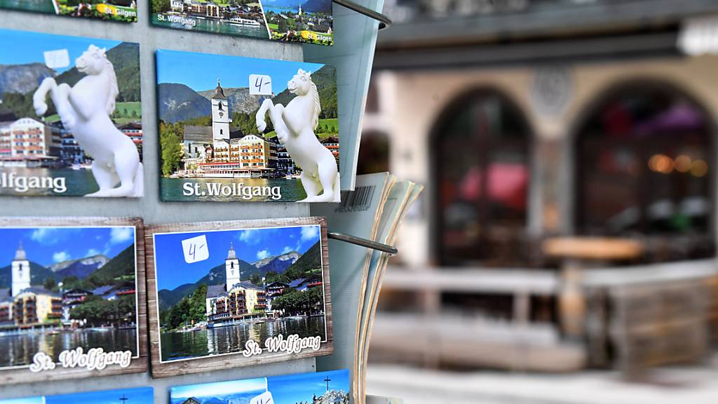 Postkarten im oberösterreichischen Touristenort St. Wolfgang. Foto: Barbara Gindl/apa/dpa