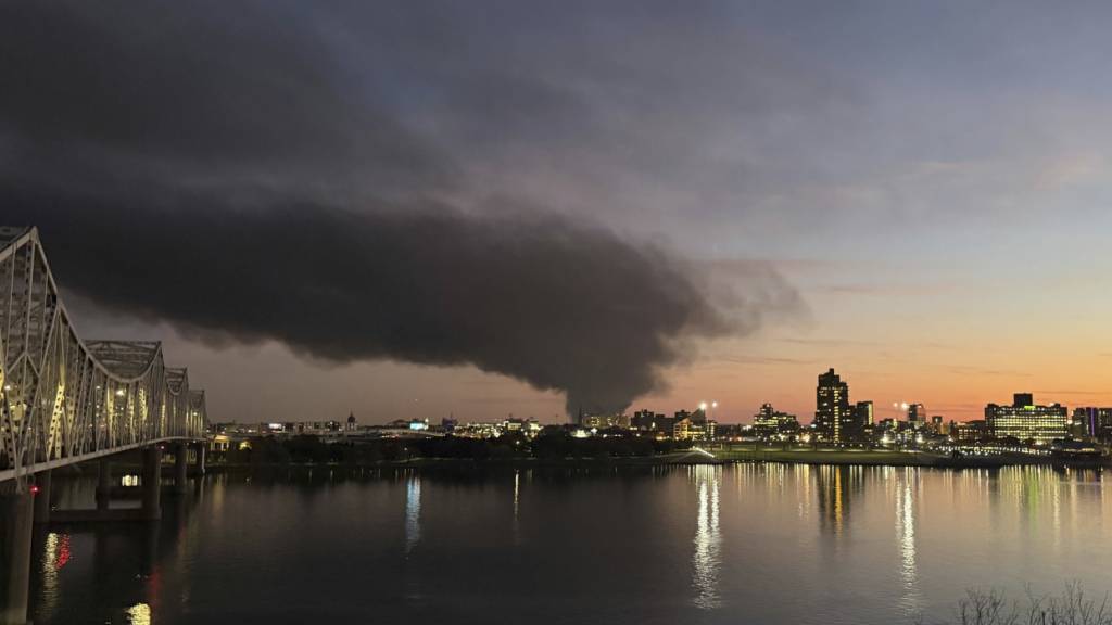 HANDOUT - Dieses von Chuck Fugate zur Verfügung gestellte Foto zeigt dicken, schwarzen Rauch, der nach Berichten über einen Flugzeugabsturz auf dem Louisville International Airport aufsteigt, von Fugates Haus in Jeffersonville aus gesehen. Foto: Chuck Fugate/Chuck Fugate/AP/dpa - ACHTUNG: Nur zur redaktionellen Verwendung bis zum 18.11.2025 und nur mit vollständiger Nennung des vorstehenden Credits