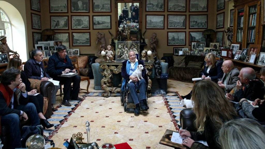 Der italienische Filmregisseur Franco Zeffirelli, hier bei der Präsentation seines Buches «Francesco» in seinem Heim in Rom im Jahr 2014. (Archivbild)