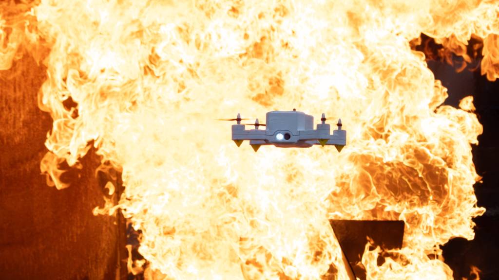 Die neue «Firedrone» soll Feuerwehrleuten wichtige Informationen aus Brandherden liefern.