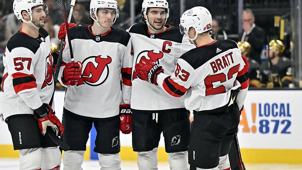 Captain Nico Hischier (rechts mit dem C auf de Brust)  freut sich mit seinem Team über den Sieg