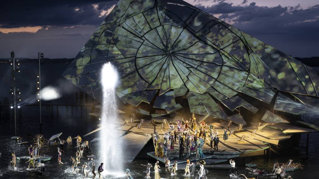 Szene aus der Oper «La traviata» auf der Bregenzer Seebühne. Die Festspiele am Bodensee sind für ihre spektakulären Bühnenbilder bekannt.