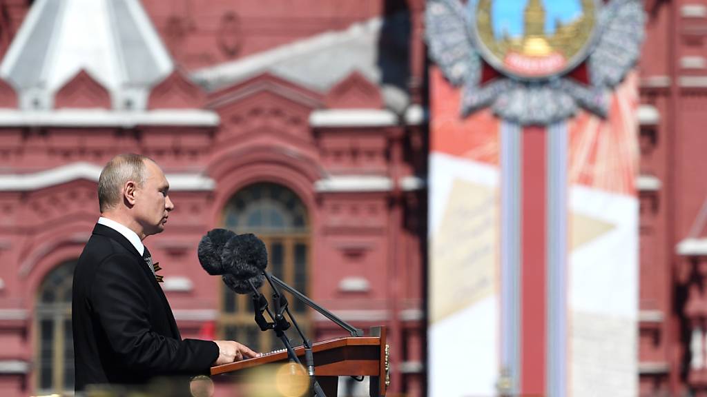 Russlands Präsident Wladimir Putin hält eine Rede anlässlich der Militärparade zum 75. Jahrestag des Sieges der Sowjetunion über Hitler-Deutschland auf dem Roten Platz. Foto: Sergey Pyatakov/Host Photo Agency/dpa