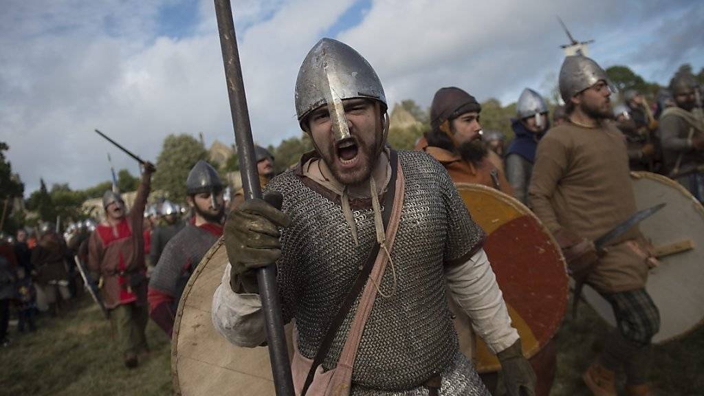 1066 nahm die Geschichte Englands eine bedeutende Wendung: Die Normannen schlugen in der Schlacht von Hastings die angelsächsischen Truppen uns setzten sich als Herrscher fest. 950 Jahre später spielen Geschichtsinteressierte die Schlacht nach.