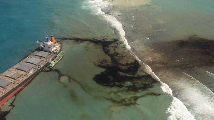 Öl-Frachter vor Mauritius auseinandergebrochen