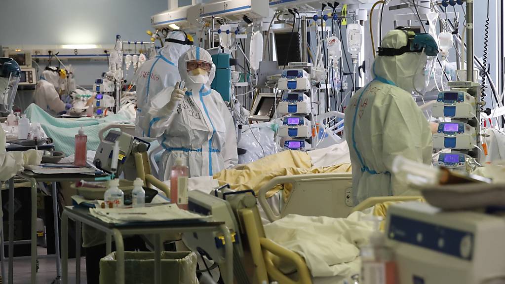 Medizinisches Personal in Schutzkleidung behandelt Patienten auf der Intensivstation des Krankenhaus San Filippo Neri.