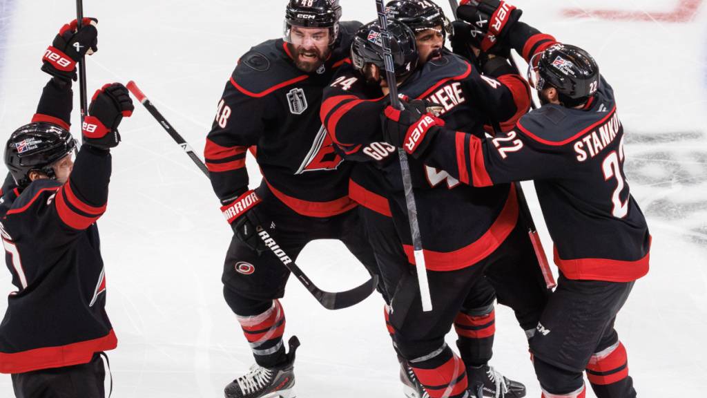 Am Ende jubeln die Spieler der Carolina Hurricanes doch noch