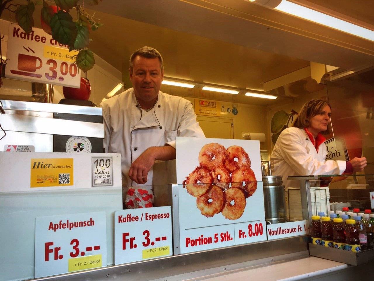 Jürg Diriwächter verkauft Öpfelchüechli mit und ohne Vanille-Sauce.