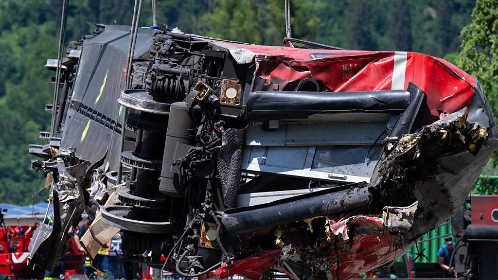 ARCHIV - Die Rettungskräfte heben nach einem schweren Zugunglück im Juni 2022 einen der Waggons an. Foto: Sven Hoppe/dpa