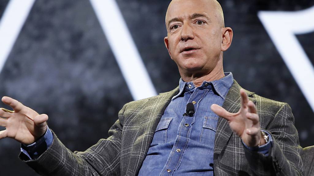 Aus dem Bücher-Versand ins Weltall: Jeff Bezos gibt am Montag die Leitung von Amazon ab - er hatte das Unternehmen vor 27 Jahren als Bücher-Versand gegründet. Sein nächstes Ziel - das Weltall: Am 20. Juli will er mit seinem Raumfahrtunternehmen Blue Origin in den Weltraum fliegen. (Archivbild)