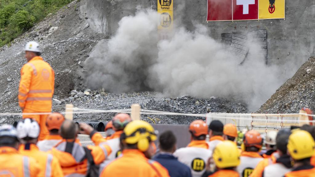 Die erste Tunnelsprengung erfolgte am Mittwoch, punkt 11.00 Uhr, in Ingenbohl im Kanton Schwyz.
