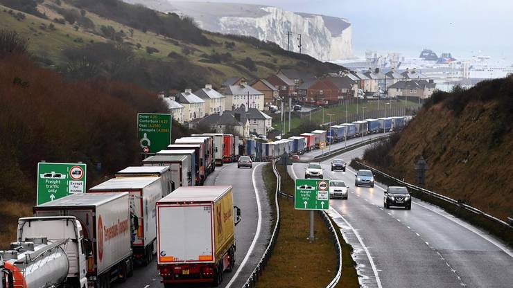Britische Supermärkte wollen noch vor Ablauf der Übergangsfrist ihre Lager füllen. Bild: Lastwagen stauen sich vor dem Fährhafen in Dover (11. Dezember).