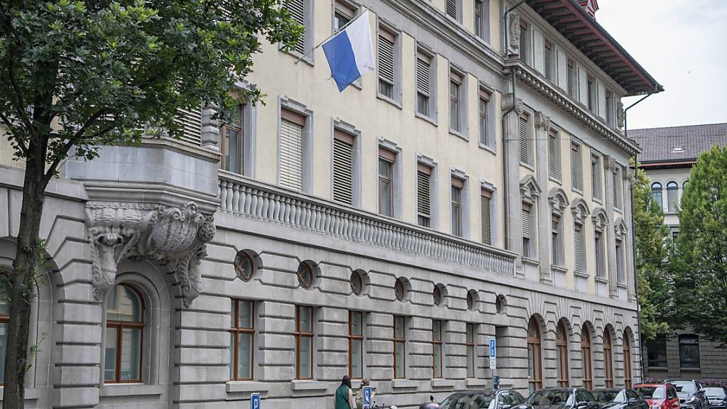 Das Stadthaus von Luzern. Wie gross die Finanzkompetenzen von Regierung und Parlament sein sollen, ist umstritten. (Archivaufnahme)