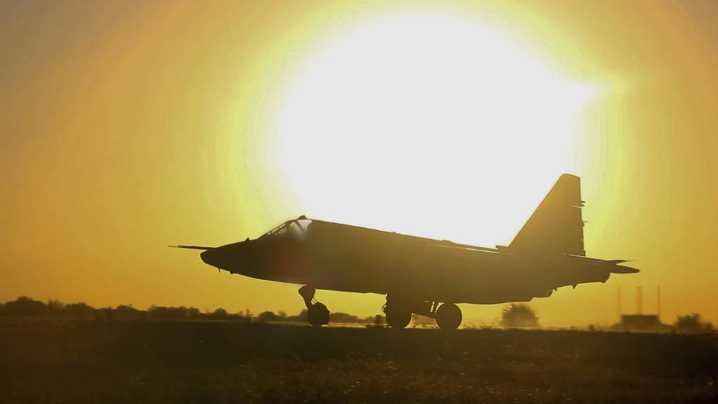 HANDOUT - ILLUSTRATION - Auf diesem Bild aus einem vom russischen Verteidigungsministerium veröffentlichten Video hebt ein Su-25-Bodenangriffsflugzeug der russischen Luftwaffe zu einem Einsatz über der Ukraine ab. Foto: -/Russian Defense Ministry Press Service/AP/dpa